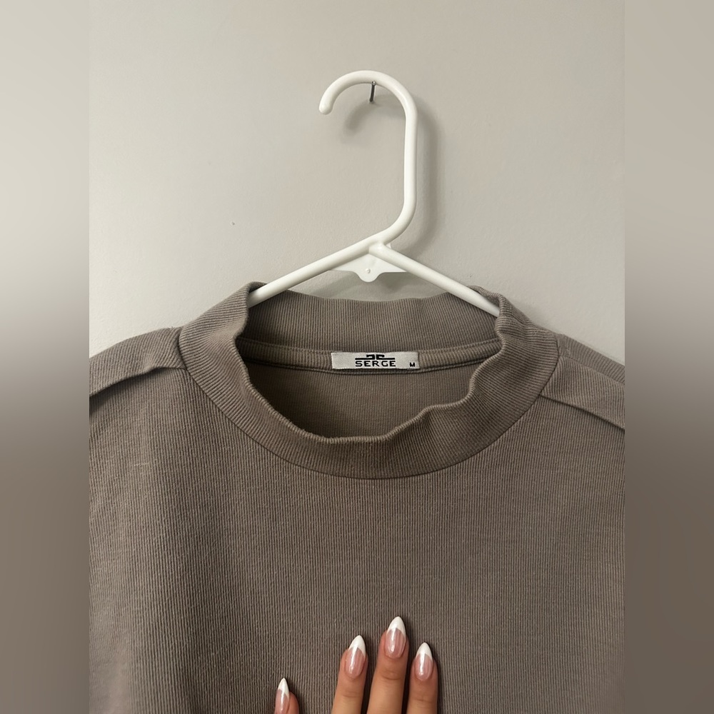🎀 SERGE 🎀 women’s crewneck top in tan/brown